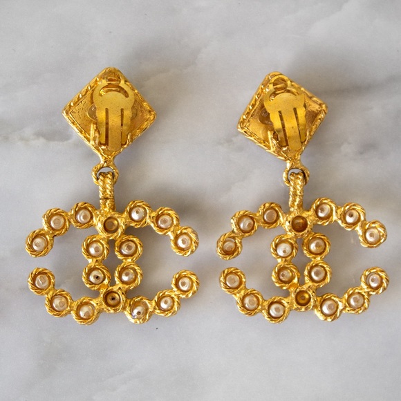 Chanel Vintage S/S 1992 Gold-Plated CC Logo Pearl Collection 28 Clip Earrings - Picture 7 of 11